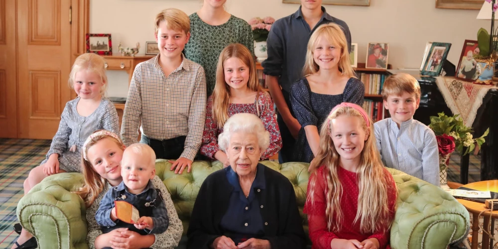 Принцесса Кэтрин показала фото Елизаветы II с внуками и правнуками, сделанное незадолго до смерти королевы