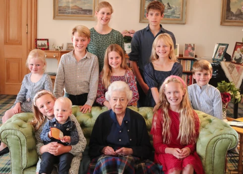 Принцесса Кэтрин показала фото Елизаветы II с внуками и правнуками, сделанное незадолго до смерти королевы