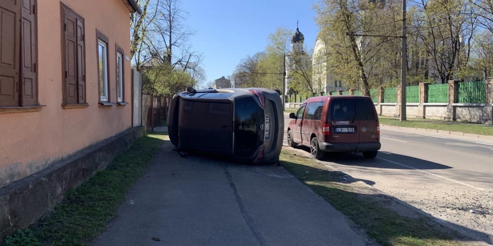 Машина перевернулась набок.