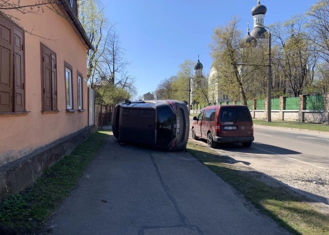 "Прилегла отдохнуть": в Риге произошло ДТП — машина перевернулась набок