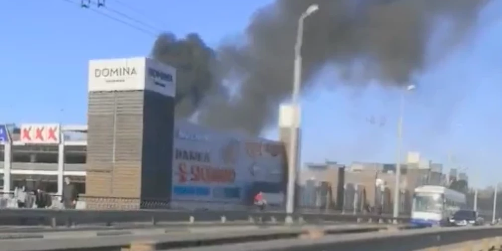 No tirdzniecības centra "Domina" redzami melni dūmi; visi cilvēki evakuēti