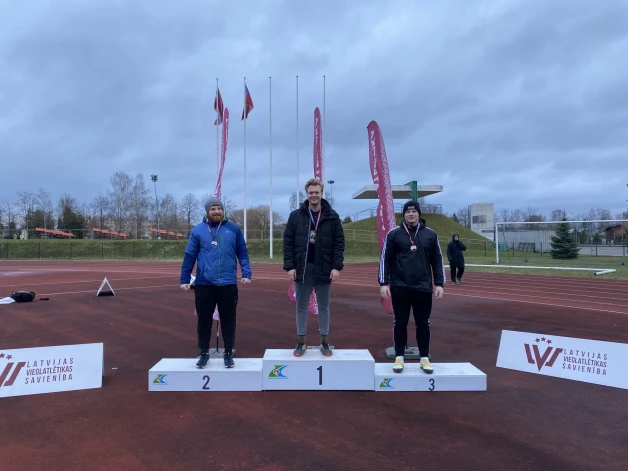 Uz Latvijas čempionāta goda pjedestāla augstākā pakāpiena. Sacensību sākumā it kā drošs līderis bijis Ralfs Eduards Gauja (Cēsis), kas disku aizmetis 45,52 metrus tālu, taču tad personisko rekordu – 45,59 metri – priekšpēdējā metienā sasniedza Dagnis Roziņš, kurš sacensību pēdējā metienā savu rekordu uzlaboja vēl līdz 47,14 metriem.