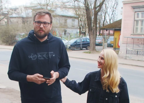 Mazā Rūtiņa un viņas lielais, staltais Kaspars, dodoties uz dziedātājas Martas Grigales koncertu. Rūta un Kaspars Dvinski drīzumā svinēs septīto kāzu gadadienu.