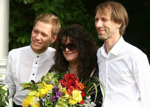 Ralfa vecāki Ralfa ģimnāzijas izlaidumā.