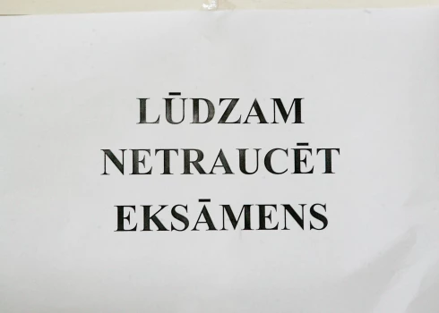 Uzraksts "Lūdzam netraucēt Eksāmens".