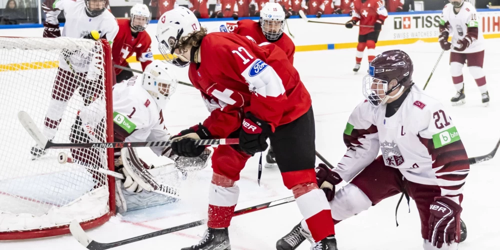 Latvijas U-18 hokejisti pasaules čempionāta spēlē piekāpjas Šveicei