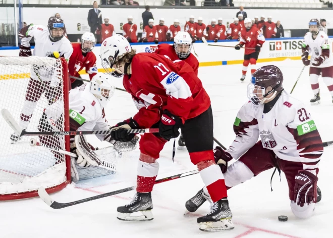 Latvijas U-18 hokejisti pasaules čempionāta spēlē piekāpjas Šveicei