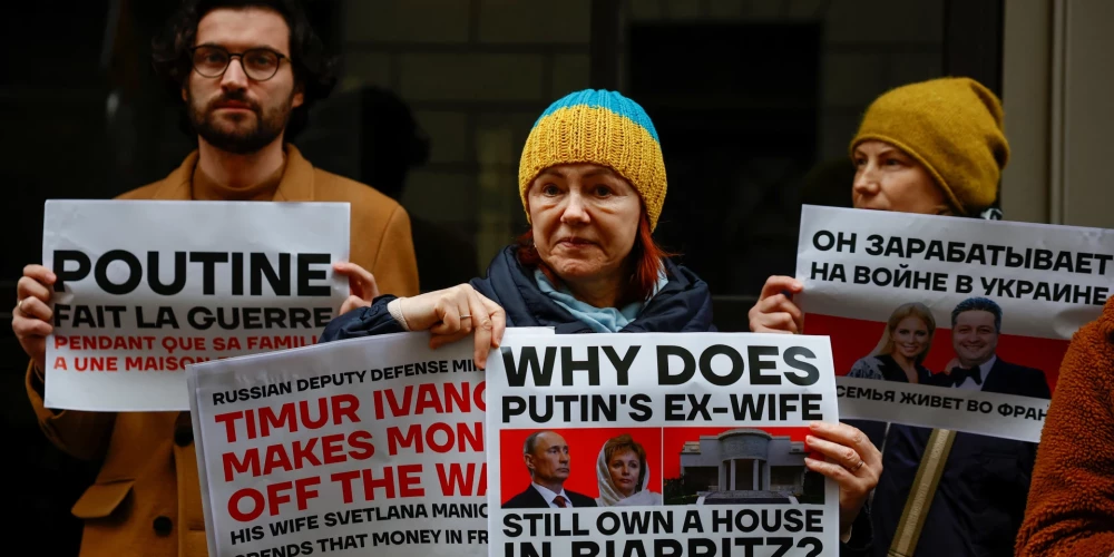 Protestētāji Parīzē pieprasa sankcijas Krievijas aizsardzības ministra vietnieka bijušajai sievai