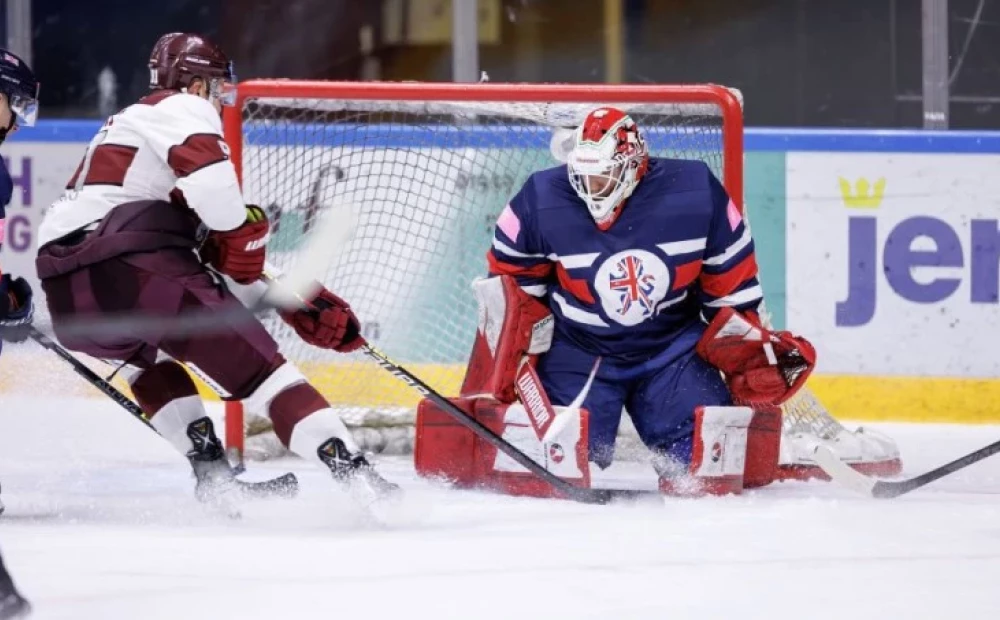 Latvisk hockeylag scorer to ganger i et tomt mål og tar hevn på Storbritannia