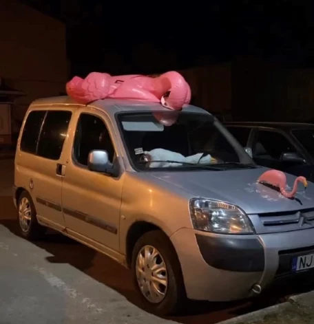 Ceturtdienas vakarā Daugavpilī pie veikala “Beta” brutāli nogalināts piepūšamais flamingo, kas līdz tam bez problēmām vizinājās pa pilsētas ielām.