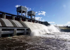 ФОТО: необычное зрелище на Плявиньской ГЭС собрало 15 тысяч человек 