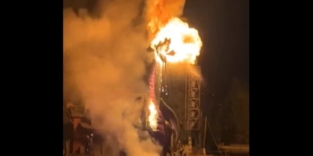 Disnejlendā Kalifornijā šova laikā uzliesmo pūķis.