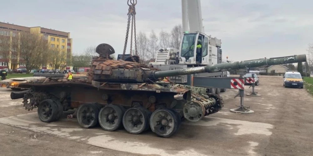Ukrainas armijas iznīcinātais okupantu tanks aizceļojis līdz Bauskai