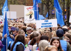 Tūkstošiem skolotāju Rīgas ielās dodas protesta gājienā