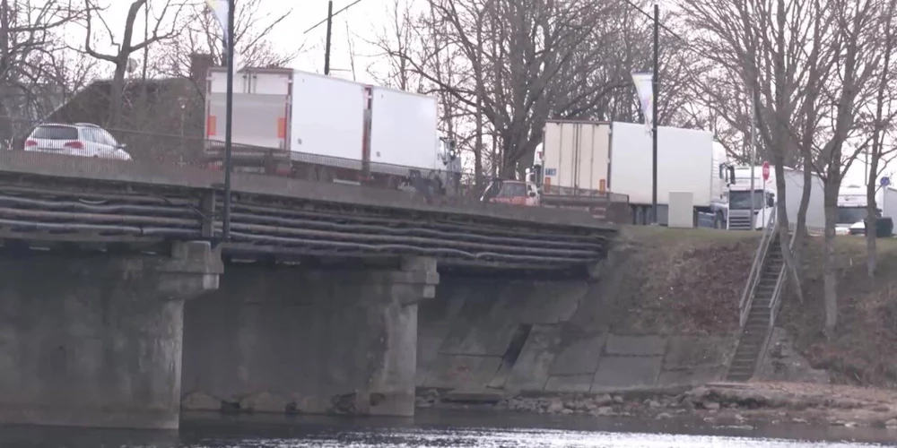 Кто-то однажды провалится! Латвийцы обеспокоены опасным мостом