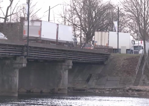 Кто-то однажды провалится! Латвийцы обеспокоены опасным мостом