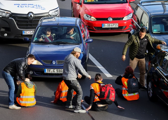 Klimata aktīvisti atkal traucē satiksmi Berlīnē