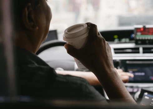 37% autovadītāju braucot pie stūres runā pa telefonu, 34% - dzer kafiju 