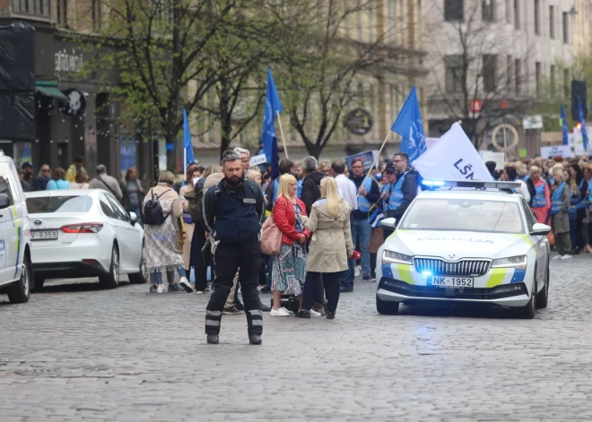 Vairāki tūkstoši izglītības darbinieku šodien devušies gājienā, pieprasot cieņpilnu attieksmi un solījumu pildīšanu.