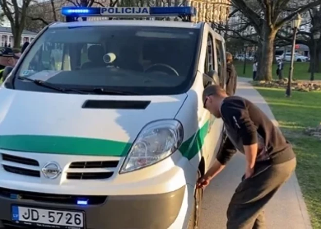 ВИДЕО: меломан в парке Бастейкалнс в знак протеста засунул зажигалку в колесо полицейским