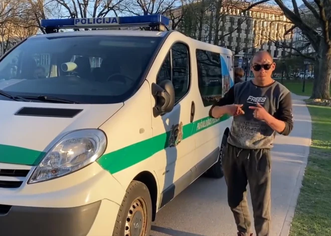 VIDEO: bāž riteņos šķiltavas un trinas gar policistiem - nevīžīgajam policijas auto bojātājam uzlikts naudassods