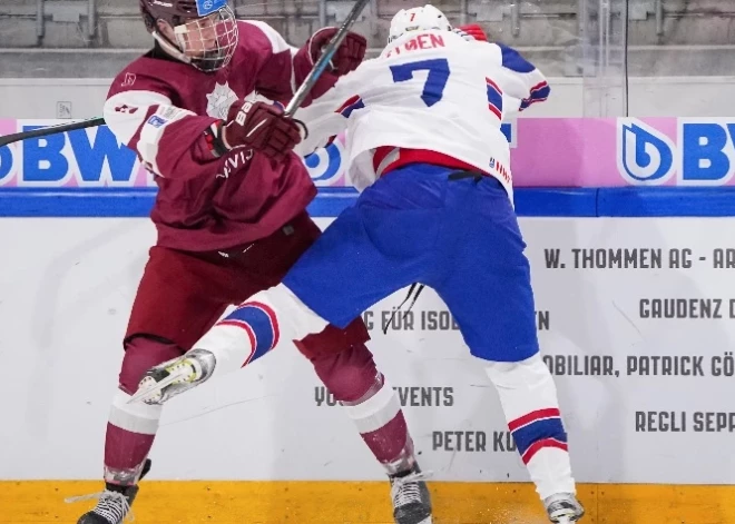 Latvijas U-18 hokejisti pasaules čempionāta pārspēj Norvēģiju un iekļūst ceturtdaļfinālā