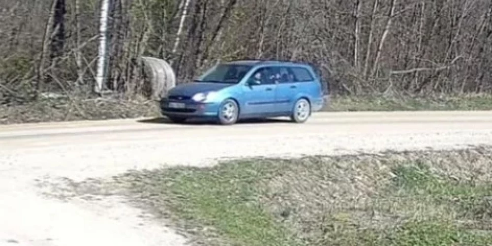 Krāpnieku automašīna (ekrānuzņēmums no Facebook)