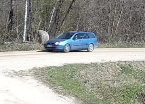Krāpnieku automašīna (ekrānuzņēmums no Facebook)
