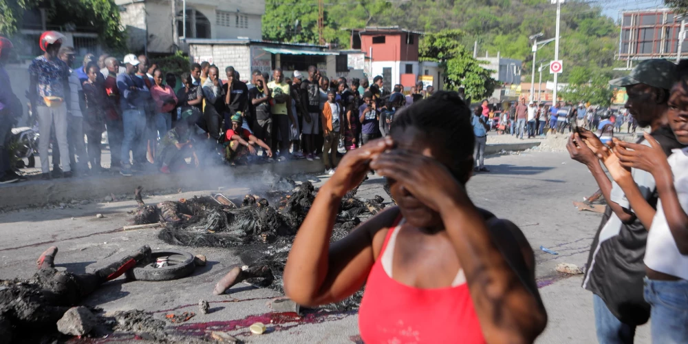 Aculiecinieks pastāstīja, ka pūlis aizveda gangsterus prom no policijas, viņus piekāva un apmētāja ar akmeņiem, bet pēc tam uzkrāva viņiem virsū riepas, aplēja ar benzīnu un aizdedzināja. 