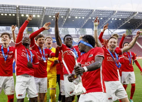 "AZ Alkmaar" jaunie futbolisti pirmo reizi triumfē UEFA Jaunatnes līgā