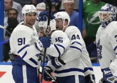 Toronto "Maple Leafs" hokejistsi - Aleksanders Kerfuts (pa vidu), Džons Tavaress (#91), Morgans Rīlijs (#44) un vārtsargs Iļja Samsonovs priecājas par trešo uzvaru sērijā.