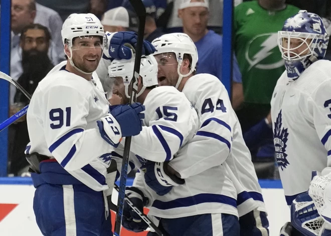 "Maple Leafs" uzvaras attālumā no finālistes "Lightning" izslēgšanas; arī čempioniem zaudējums