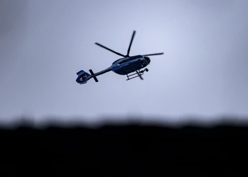 Kauņas lidostā aizturēts no Latvijas ielidojis helikopters; aizdomas par mēģinājumu apiet sankcijas