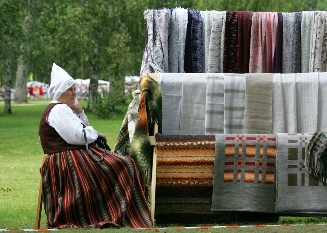 Amatniekiem plēš nost deviņas ādas par piedalīšanos Dziesmusvētku tirdziņos. Daudzi uz tiem nedosies