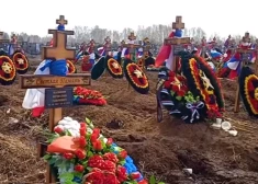 Почти на всех могилах лежат венки с изображением желтой звезды и черного креста - одного из символов ЧВК "Вагнер". (Фото: скриншот видео)