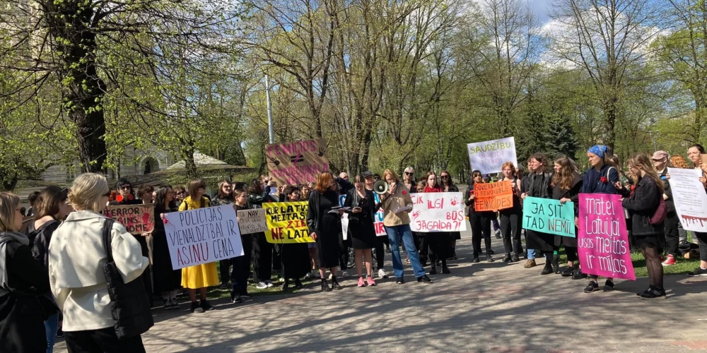 Piketa sākumā klātesošie tiek aicināti ieturēt klusuma brīdi, pieminot Jēkabpilī noslepkavoto sievieti.