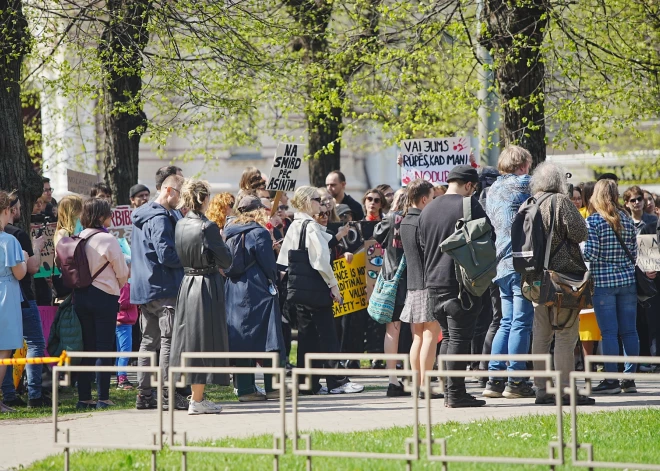 Pie Ministru kabineta (MK) 25. aprīlī notika pikets "Nāves iemesls: sieviete", pieprasot rīcību saistībā ar ar atbildīgo iestāžu nolaidību Jēkabpils novadā notikušās sievietes slepkavības gadījumā, kā arī politisku atbildību par ilggadēju valdības un Saeimas nevēlēšanos ratificēt Stambulas konvenciju.