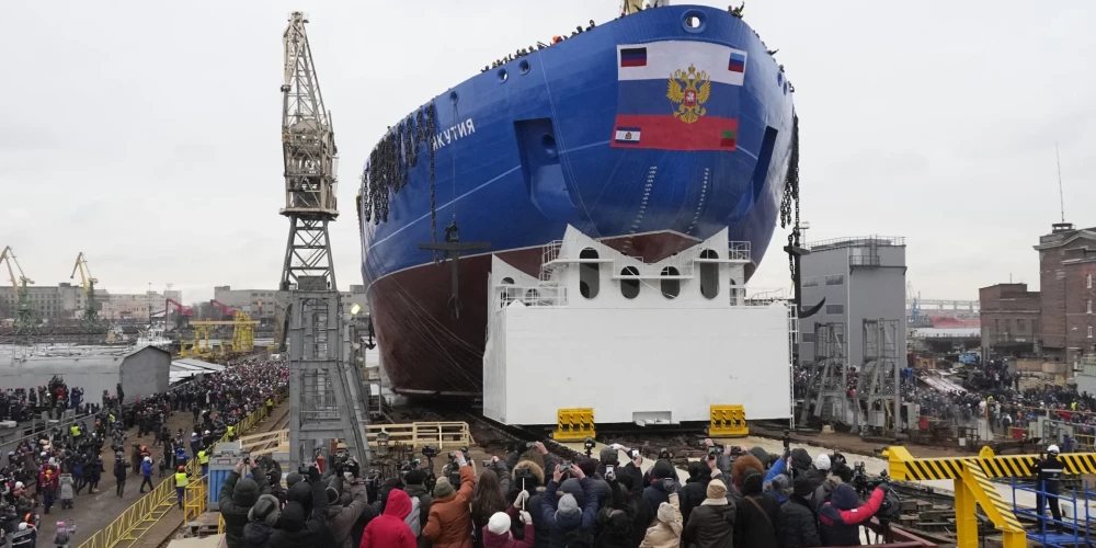 Sanktpēterburgā uzbūvēto atomledlauzi “Jakutija” tomēr izdevās pabeigt un pērn novembrī nolaist ūdenī.