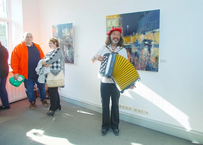 No 25. aprīļa izsoļu nama/galerijas “Jēkabs" telpās būs skatāma Alises Mediņas gleznu izstāde “Kaut kur pa vidu starp vakariem un rītiem”, teikts "Painting.lv" mājaslapā.