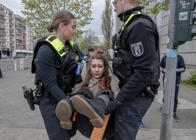 Klimata aktīvisti atkal bloķē satiksmi Berlīnē