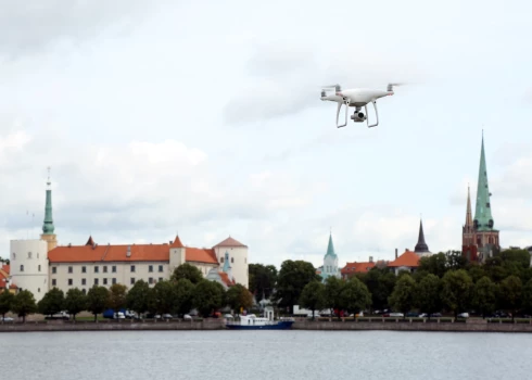 Rīgas debesīs būs skatāms līdz šim lielākais dronu šovs Latvijā
