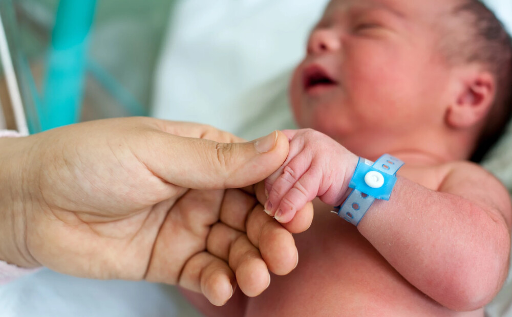 Bērnu slimnīcā izdodas glābt jaundzimušo no smagas invaliditātes