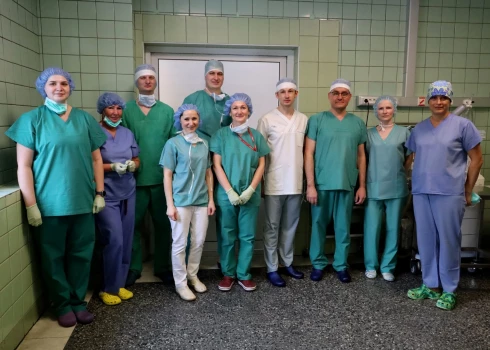 Traumatoloģijas un ortopēdijas slimnīcā veikta Latvijā unikāla operācija
