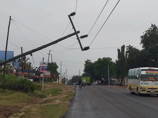 Pēc pamatīga negaisa pie Dāresalāmas rajona Kigamboni galvenā ceļa gandrīz nogāzts elektrības stabs.