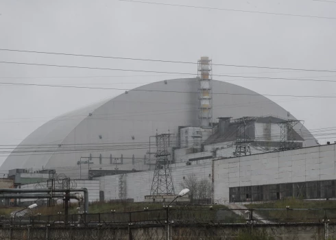 Aizsardzības nojume virs Černobiļas atomelektrostacijas 4.bloka reaktora atliekām Černobiļas atomelektrostacijā netālu no Černobiļas pilsētas.