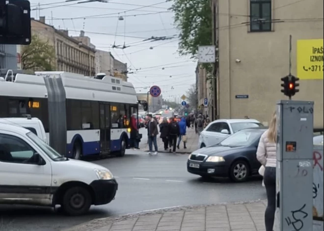 Троллейбус в центре Риги попал в ДТП