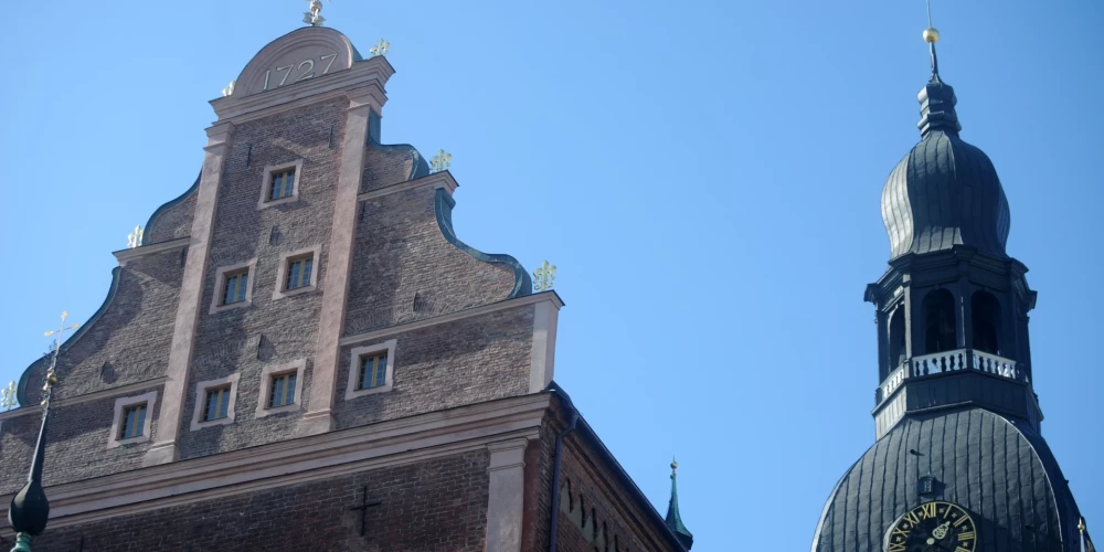 Šur un tur vēl var izjust, par kādu Rīgu runāts senākos stāstos un leģendās. Rīgas Doma tornī – pavisam noteikti.
