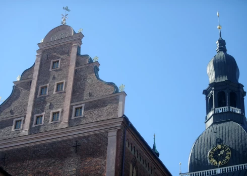 Šur un tur vēl var izjust, par kādu Rīgu runāts senākos stāstos un leģendās. Rīgas Doma tornī – pavisam noteikti.