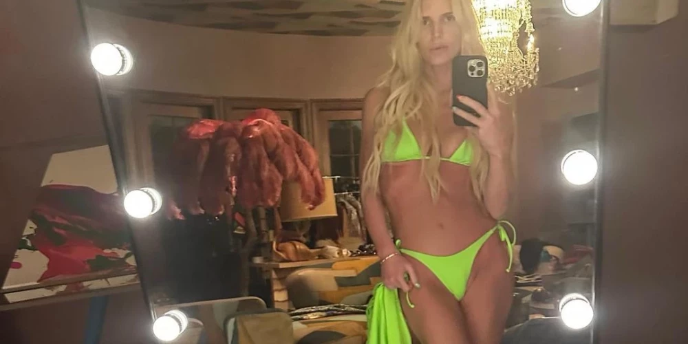 Džesika Simpsone nokritusies svarā par 45 kilogramiem un parāda sevi neona košā bikini
