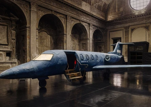 На Миланской неделе дизайна представили частный самолет, обитый денимом